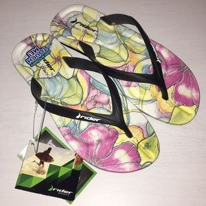 NWT Women's flip flops